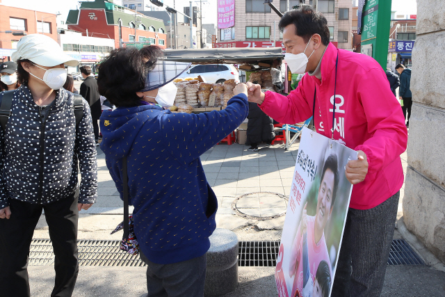 서울 광진을에 출마하는 미래통합당 오세훈 후보가 29일 오후 서울 광진구 구의문 일대에서 시민들과 인사하고 있다. /연합뉴스