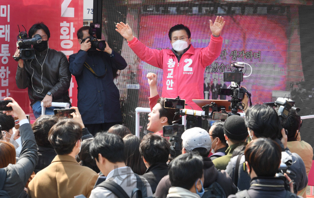 제21대 국회의원 선거운동이 시작된 2일 서울 종로구 청운효자동 골목에서 종로에 출마한 황교안 미래통합당 대표가 유세차를 타고 지지를 호소하고 있다./권욱기자 2020.4.2