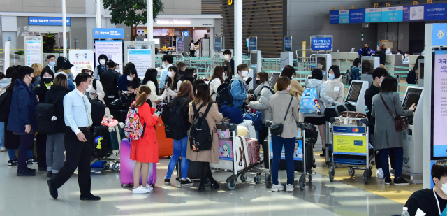 일본 정부가 내일(3일)부터 당분간 우리 국민의 일본 방문을 전면 차단하기로 한 가운데 2일 인천공항 2터미널 일본행 출국카운터는 출국을 하려는 여행객들이 줄지어 서있다.  /영종도=이호재기자. 2020.04.02