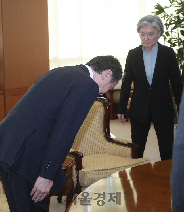 지난달 6일 서울 외교부 청사에 초치된 도미타 고지 주한 일본대사가 강경화 외교부 장관에게 고개 숙여 인사하고 있다. /오승현 기자