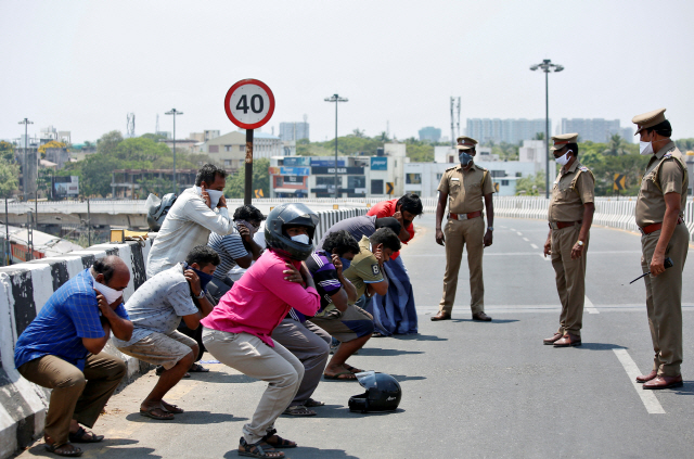 인도 타밀나두주 첸나이에서 1일(현지시간) 코로나19 확산 방지를 위한 정부의 봉쇄령을 위반한 시민들이 벌을 받고 있다.   /첸나이=AFP연합뉴스