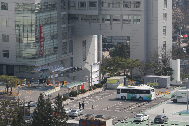 2일 신종 코로나바이러스 감염증(코로나19) 집단 감염 발생으로 폐쇄된 가톨릭대 의정부성모병원의 주차장이 썰렁하다. /연합뉴스