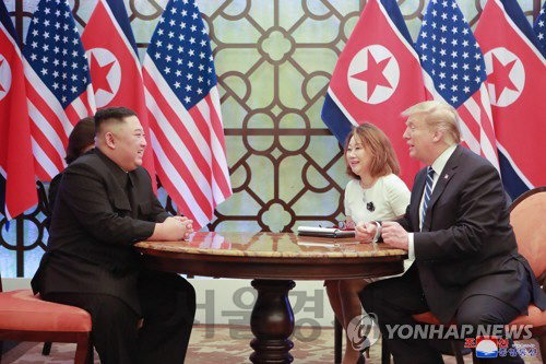 지난해 2월 베트남 하노이에서 단독 회담을 갖는 도널드 트럼프 미국 대통령과 김정은 북한 국무위원장. /연합뉴스