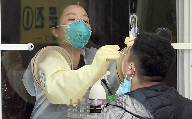 서울시가 서울거주 해외입국자들에 대해 코로나19 전원 진단검사를 실시하기로한 3일 시민들이 잠실종합운동장에 설치된 선별진료소에서 검사를 받고 있다./이호재기자