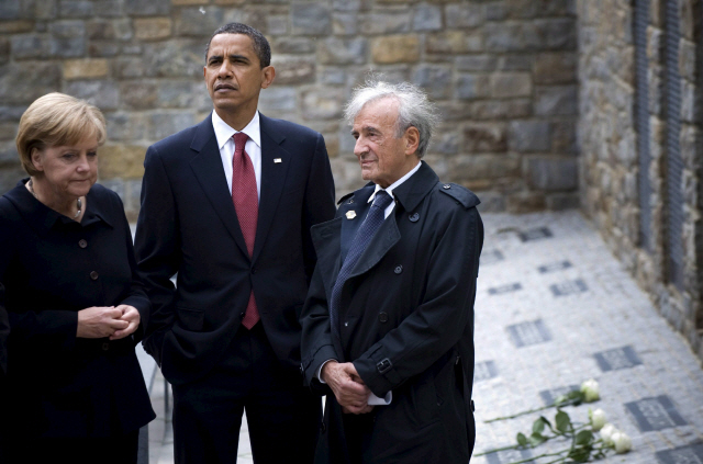홀로코스트 생존자이자 노벨 평화상 수상자인 작가 엘리 위젤(오른쪽 두번째)이 지난 2009년 6월 버락 오바마 당시 미국 대통령과 앙겔라 메르켈 독일 총리 등과 함께 나치의 부헨발트 강제수용소를 방문해 대화하고 있다./EPA연합뉴스