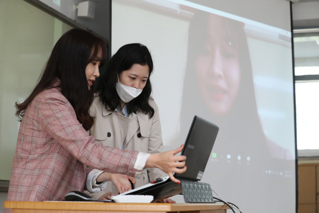 지난달 31일 원격교육 시범학교로 지정된 서울 마포구 서울여자고등학교에서 교사들이 온라인 개학을 위해 원격 수업을 준비하고 있다. /연합뉴스