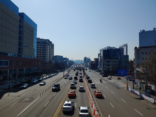 서울에서 가장 폭이 넓은 도로 중 하나인 왕복 12차선의 한남대로. 한남동과 이태원을 나누는 물리적 경계 중 하나다. /사진=고병기기자