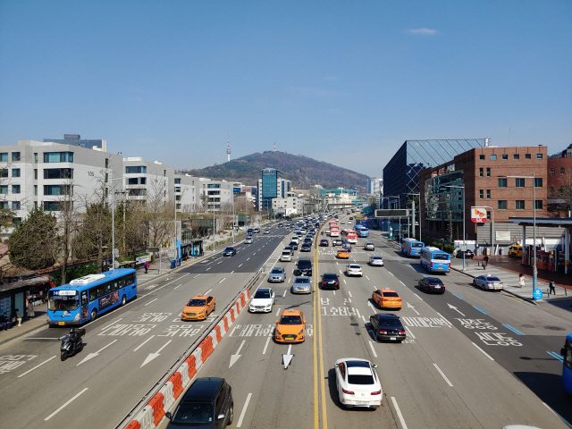 서울에서 가장 폭이 넓은 도로 중 하나인 왕복 12차선의 한남대로. 한남동과 이태원을 나누는 물리적 경계 중 하나다. /사진=고병기기자