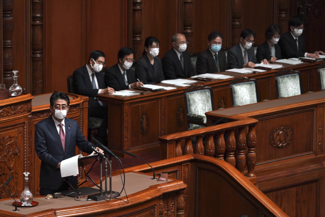 마스크를 착용한 아베 신조(왼쪽) 일본 총리가 3일 참의원에 출석해 코로나19 관련 대응 방침에 대해 의원들에게 설명하고 있다. /도쿄=AP연합뉴스