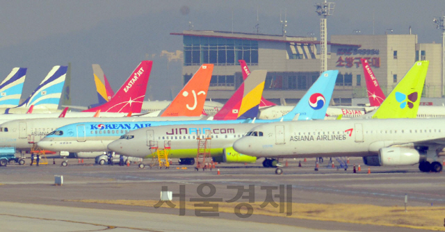 코로나19 여파로 국내 항공사의 국제선 취항노선 90%가 운휴에 들어가며 김포국제공항 주기장에 발이 묶인 국적 항공사 항공기들이 주기해 있다./이호재기자