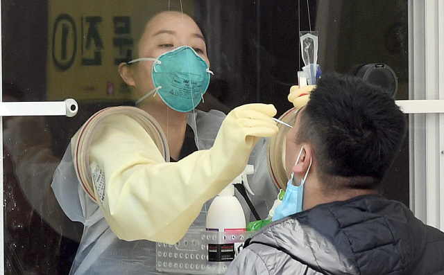 3일 서울 잠실종합운동장에 설치된 선별진료소에서 한 해외입국자가 신종 코로나바이러스 감염증(코로나19) 진단 검사를 받고 있다. 서울시가 이날부터 서울 거주 해외입국자들에 대해 코로나19 전원 진단검사를 실시하기로 했다./이호재기자