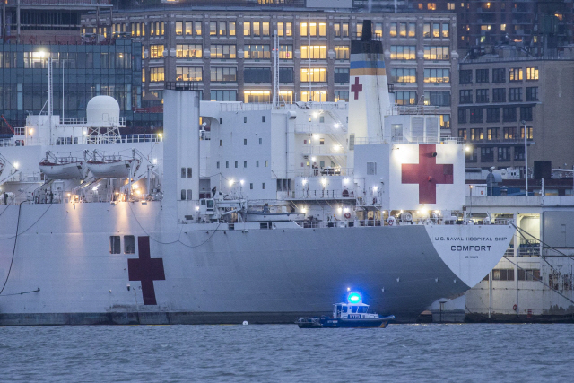 미 해군의 병원선이 3일(현지시간) 미국 뉴욕의 항구에 정박해 있다. 이 병원선은 병상 1,000개를 갖추고 있으며 코로나19로 어려움을 겪고 있는 병원에 도움을 줄 것으로 전망되고 있다. /뉴욕=AFP연합뉴스