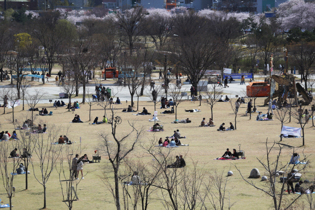 4일 서울 여의도 한강공원을 찾은 시민들이 ‘사회적 거리두기’를 실천하며 봄을 즐기고 있다. 정부는 이날 ‘고강도 사회적 거리두기’를 19일까지 2주간 연장한다고 밝혔다. /연합뉴스