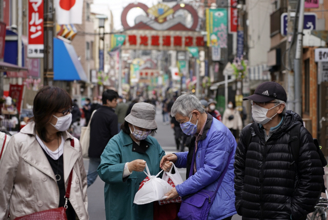 일본 경제 전문가 '일본 전역 코로나19 긴급사태 선포하면 경제 손실 717조원 달할 듯'