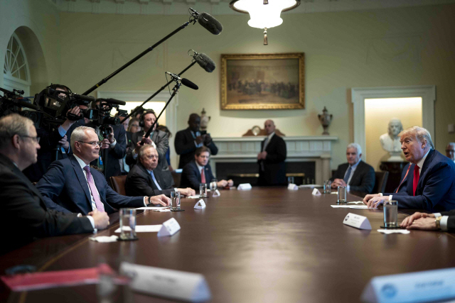 도널드 트럼프(오른쪽) 대통령이 3일(현지시간) 백악관에서 열린 엑슨모빌 등 에너지 기업 최고경영자(CEO)들과의 라운드테이블 간담회에서 발언하고 있다. /워싱턴DC=EPA연합뉴스