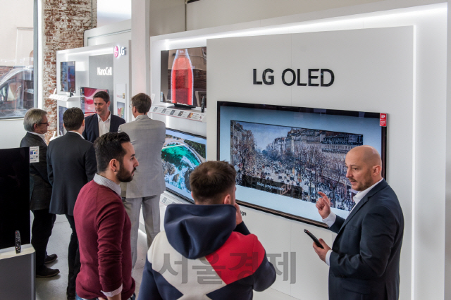 유럽 지역 거래선 관계자들이 2020년형 LG 올레드 TV를 살펴보고 있다. /사진제공=LG전자