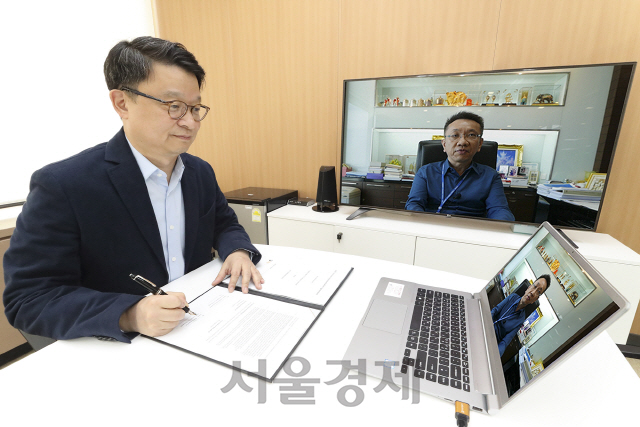 김영우 KT 글로벌사업본부장(상무)이 수폿 산얍피시쿨 태국 3BB TV 사장과 화상회의를 통해 IPTV 서비스 공급 계약을 체결하고 있다. /사진제공=KT