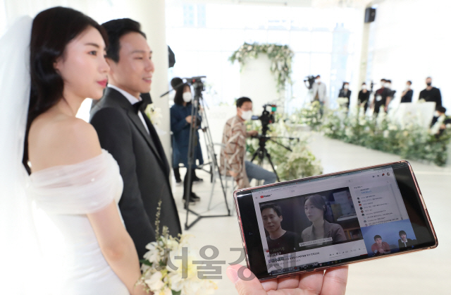 온라인으로 하객을 초대한 신랑과 신부가 지난 4일 강남구 소재 예식장에서 ‘유튜브 라이브 결혼식’을 진행하고 있다./사진제공=KT