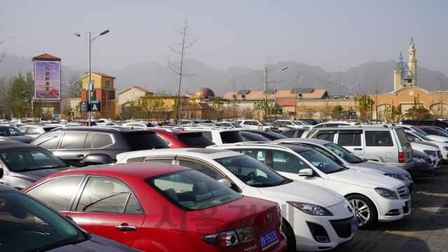 바다링아웃렛의 주차장은 쇼핑을 하기 위한 시민들이 타고 차량들로 가득 차있다.  /최수문기자