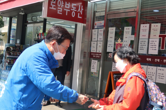 서울 용산에 출마한 강태웅 더불어민주당 후보가 5일 서울 용산 이촌동의 한 거리에서 유권자를 만나 명함을 건네며 선거운동을 하고 있다. /진동영기자