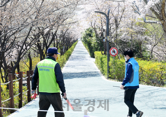 주말인 5일 벚꽃이 만개한 서울 강남구 양재천 산책로가 임시폐쇄돼 있다. 강남구는 이날 자정까지 신종 코로나바이러스 감염증(코로나19) 확산 방지를 위한 '사회적 거리두기'를 위해 양재천 전 구간을 전면통제했다./권욱기자 2020.4.5