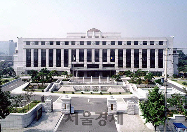 헌재, 1억 수수한 금융사 직원 10년 징역형은 합헌