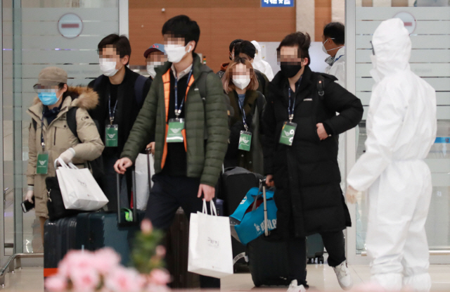 지난 2일 이탈리아 교민과 주재원 등이 전세기를 타고 인천국제공항 2터미널을 통해 입국하고 있다. /연합뉴스