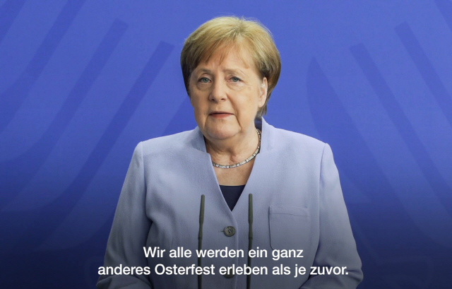 앙겔라 메르켈 독일 총리가 지난 3일(현지시간) 주간 비디오 연설을 하고 있다. 독일 총리실이 제공한 동영상에서 캡처 사진. 메르켈 총리는 이날 연설에서 신종 코로나바이러스 감염증(코로나19) 확산 속도가 느려졌으나 아직은 이런 추세가 뚜렷하지 않다며 “우리가 스스로 부과한 엄격한 규칙을 완화하기에는 너무 이르다”고 말했다./베를린=AFP연합뉴스