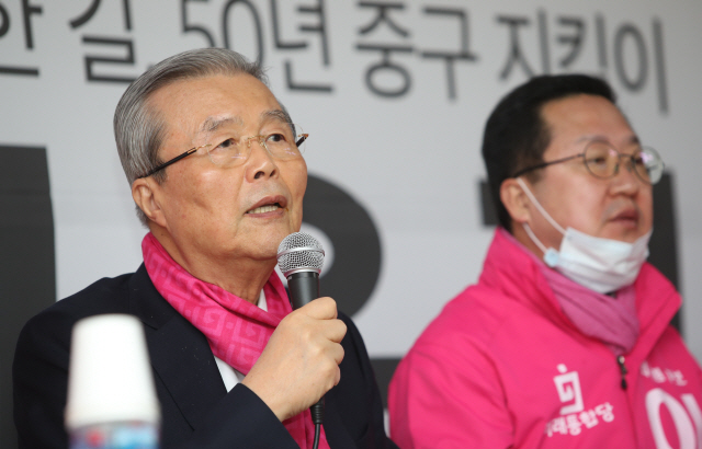 野의 '조국 때리기' 김종인 “조국 살릴거냐, 한국 경제 살릴거냐”