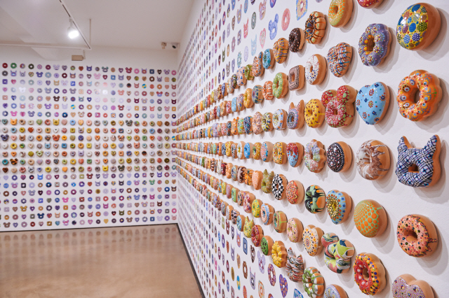 김재용의 ‘도넛 매드니스!!’ 설치 전경. 도자로 구운 도넛 1,358개가 사용됐다. /사진제공=학고재갤러리