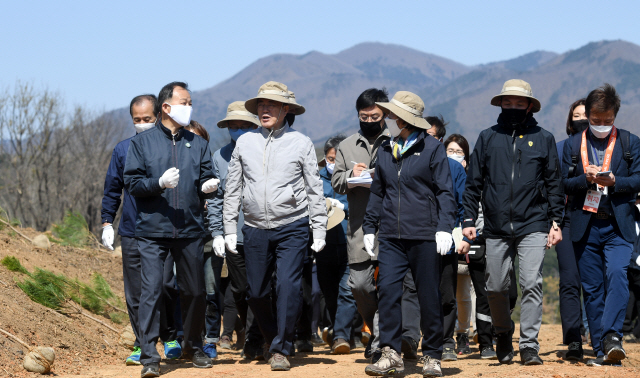 강원 산불피해지 찾은 文 '그때 그정신으로 코로나19 반드시 이겨낼 것'