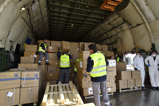 헝가리 부다페스트프란츠리스트국제공항에서 4일(현지시간) 직원들이 중국으로부터 도착한 마스크·장갑 등 의료장비를 옮기고 있다. /부다페스트=EPA연합뉴스