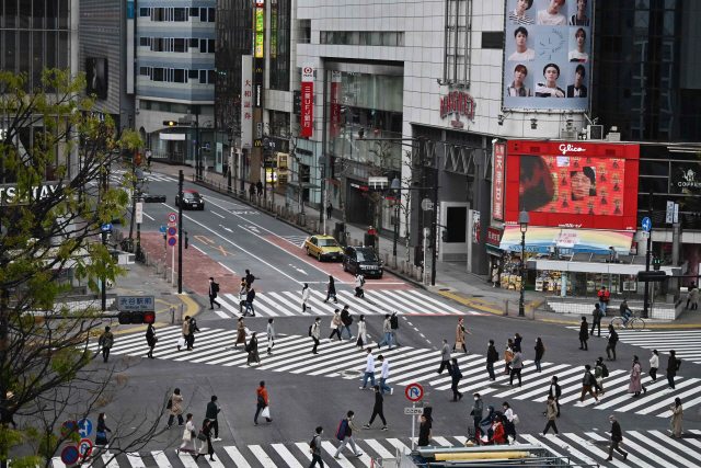 일본에서 코로나19 환자가 급증하는 가운데 주말인 5일 수도 도쿄의 번화가인 시부야 지역 교차로가 한산한 모습을 보이고 있다. /도쿄=AFP연합뉴스