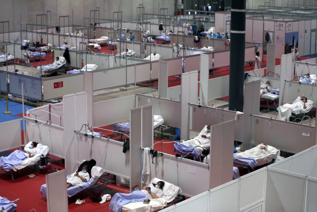 스페인 수도 마드리드의 이페마 컨벤션 센터에 마련된 코로나19 임시 야전병원에서 2일(현지시간) 환자들이 병상에 누워있다. /마드리드=AP연합뉴스