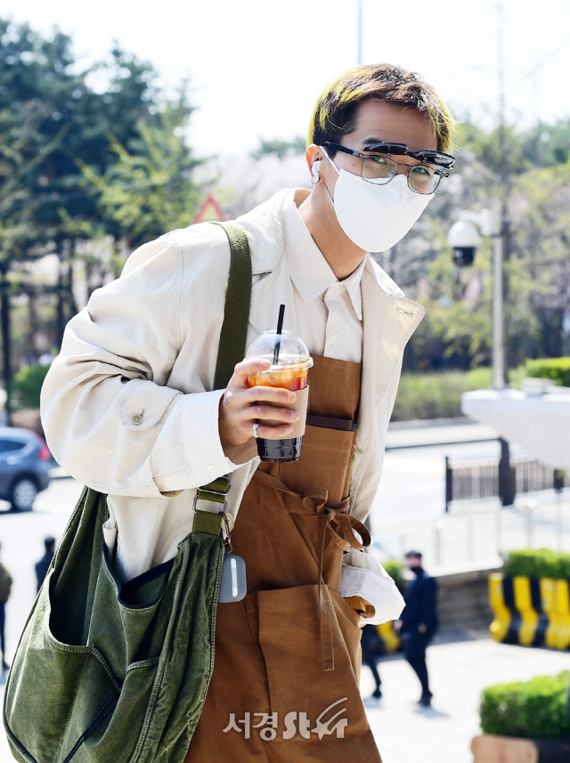 위너 송민호, '아이스 아메리카노 꼭 들고~'