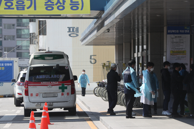 신종 코로나바이러스 감염증(코로나19) 집단감염 발생으로 폐쇄된 의정부성모병원 입구에서 구급차가 다른 병원으로 이송될 입원 환자를 기다리고 있다. /연합뉴스