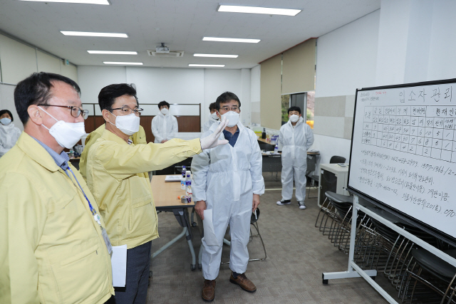 허태정(사진 왼쪽에서 두번째) 대전시장이 대전시 중구 침산동 해외입국자 격리지원시설을 찾아 격리현황을 점검하고 있다. 사진제공=대전시