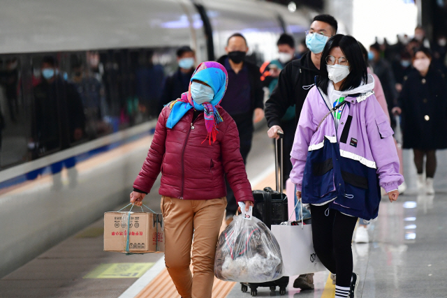 신종 코로나바이러스 감염증(코로나19)으로 중단됐던 열차 운행이 재개되자 1일 중국 간쑤 성 란저우 시의 기차역에서 승객들이 탑승 준비를 하고 있다. /란저우= 신화연합뉴스
