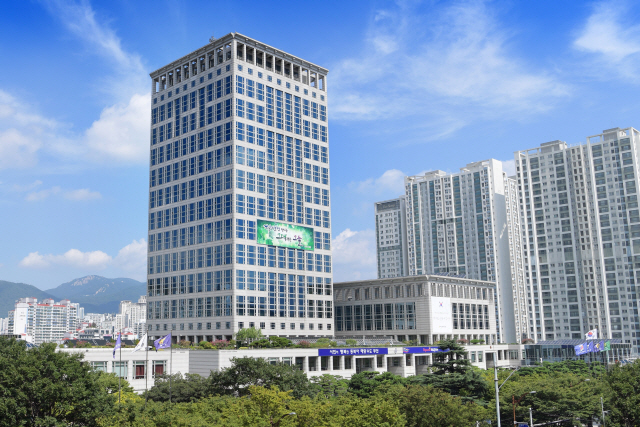 부산시와 부산시설공단이 교량 전문복구업체와 함께 ‘교량파손 시 긴급복구 우선 동원 업무협약’을 체결한다. 부산시청 전경./사진제공=부산시