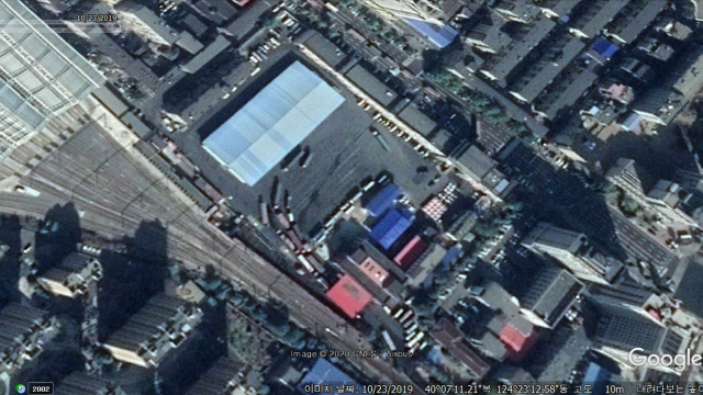 지난해 10월 촬영한 중국 단둥의 북한행 화물차 대상 세관 시설과 주변 위성사진. 사진 제공: CNES Airbus / Google Earth.