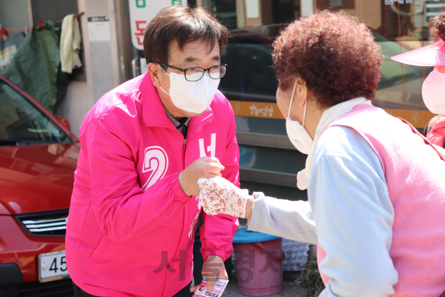 6일 부산 진구갑 연지동 골목길에서 서병수(왼쪽) 미래통합당 후보가 한 여성 상인과 인사하고 있다./사진제공=서병수 후보 캠프