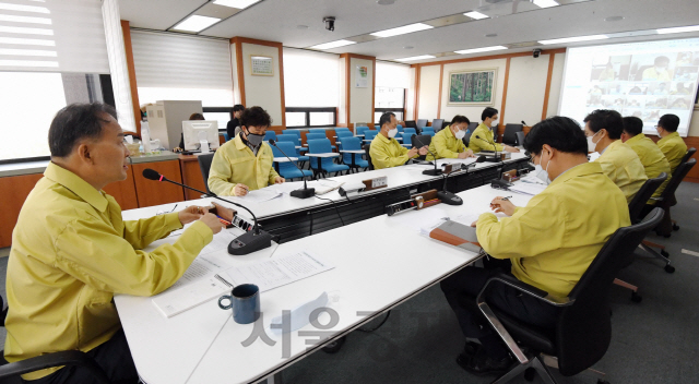박종호(사진 왼쪽에서 첫번째) 산림청장이 산불예방 및 대응 영상회의를 주재하고 있다. 사진제공=산림청