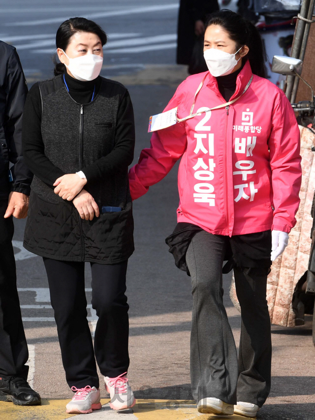 지상욱 미래통합당 중구 성동구을 후보의 배우자인 배우 심은하가 7일 서울 중구 약수시장 앞에서 시민들과 만나 인사하고 있다./권욱기자 2020.4.7