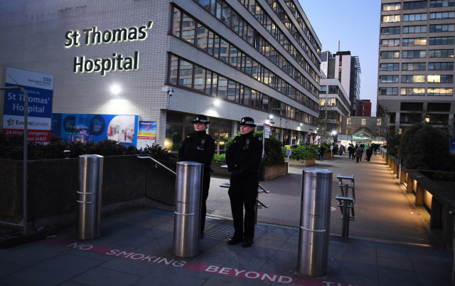 보리스 존슨 영국 총리가 신종 코로나바이러스 감염증(코로나19) 양성 판정을 받고 입원한 런던 세인트 토마스 병원 밖에서 7일(현지시간) 경찰이 경비를 서고 있다./런던=EPA연합뉴스