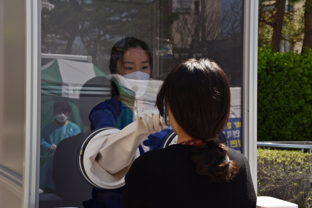 안여현 부산 남구보건소 의무사무관이 부산 남구보건소 선별진료소에 설치된 양방향 워킹스루 부스에서 코로나19 진단 검사를 하고 있다. /사진제공=고려기연