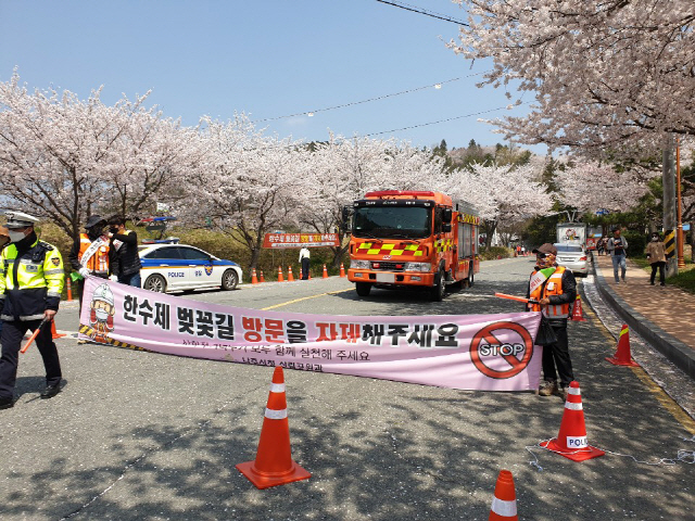 '#사회적거리두기실패'가 확산된다…인증샷이 재난보다 중요해?