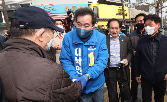 4ㆍ15총선에서 서울 종로에 출마한 이낙연 더불어민주당 후보가 7일 오전 종로구 재동초등학교 앞 교차로에서 시민들과 인사하고 있다. /연합뉴스