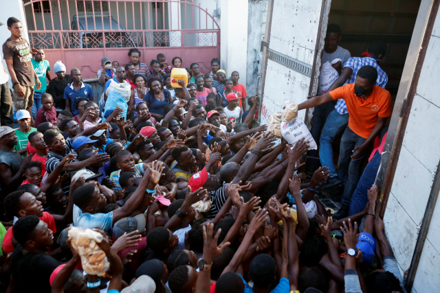[사진] 식량난 속 코로나 공포 덮친 아이티