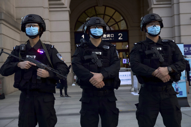 후베이성 우한의 ‘도시봉쇄’가 76일만에 풀린 8일 무장경찰들이 마스크를 쓴채 우한의 한커우기차역 앞에서 경계 근무중이다. /AP연합뉴스