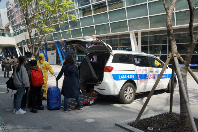 6일 오후 부산역에 도착한 해외입국자 가족이 두리발 차량에 오르고 있다./사진제공=부산시설공단
